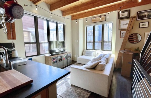 Green Lake House | Urban Green Lake Gem – Modern 2BR Retreat | Block to Lake + Easy FIFA Access