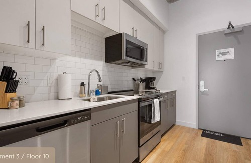 River North Apartment | Urban Group Escape + Ideal for Gatherings