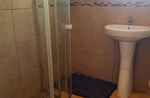 Vosloorus House | Urban Home in Vosloorus close to Endaweni lounge and Chris Hani Mall