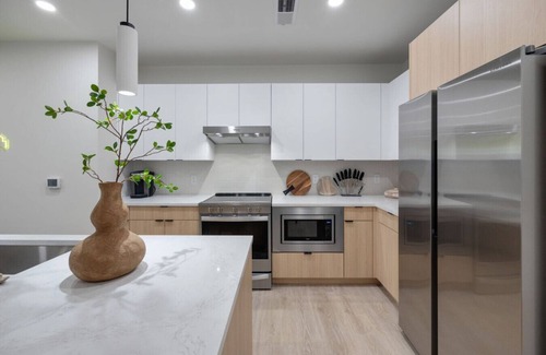 Downtown Nashville Apartment | Urban Jungle I Walk to Broadway I Pool & Gym