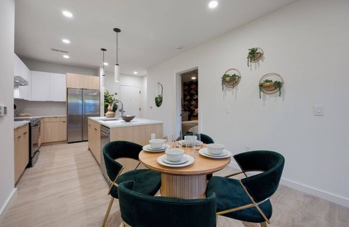Downtown Nashville Apartment | Urban Jungle I Walk to Broadway I Pool & Gym