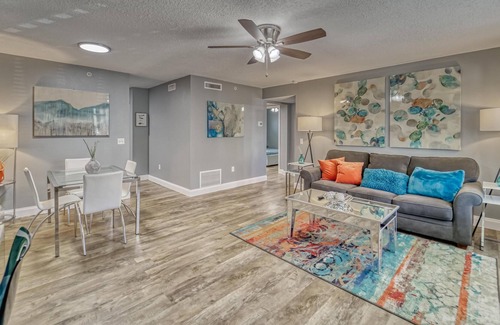 University Condo | Urban Living - Cozy & Modern - Ace Location