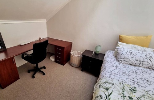Plumstead Apartment | Urban Loft (Backup power for Wi-Fi)