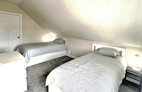 Near Eastside House | Urban Luxe Retreat: Near Indy's Must-See Sights!
