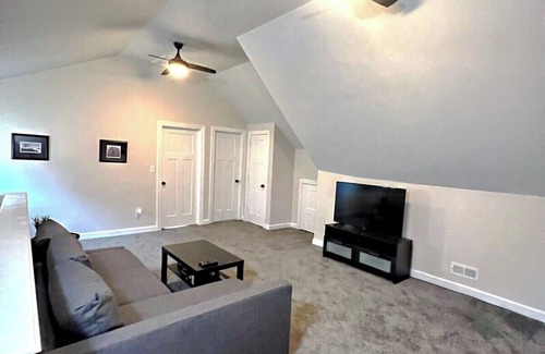 Near Eastside House | Urban Luxe Retreat: Near Indy's Must-See Sights!