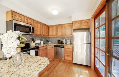 Wedgwood Apartment | Urban Nest 2b1b Upper Unit | Next to UW