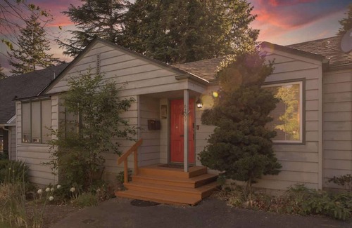 Wedgwood Apartment | Urban Nest 2b1b Upper Unit | Next to UW