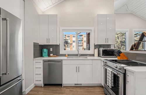 Crescent Heights House | Urban Nest near the Bow River Sleeps 4