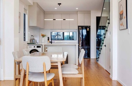 Greenlane - Ellerslie House | Urban Ellerslie 3BR Escape with Parking & Air-Con