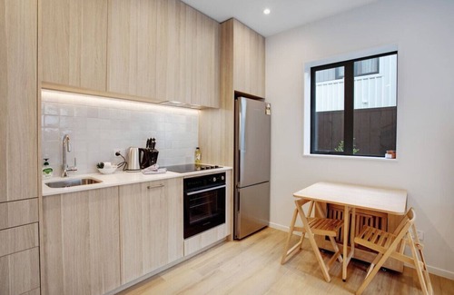 Greenlane - Ellerslie House | Urban Vogue Escape with Parking and Air-con
