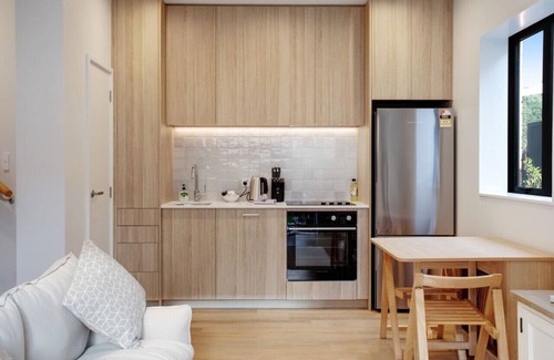 Greenlane - Ellerslie House | Urban Vogue Escape with Parking and Air-con