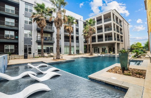 King William Apartment | Urban Oasis: 3BR Luxe Apt City & River Views+Pool!