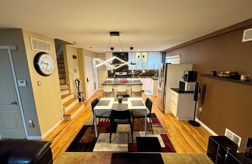 Mariners Harbor Apartment | Urban Oasis: A Modern 2-Bedroom Apartment in Staten Island with WiFi, AC & More.