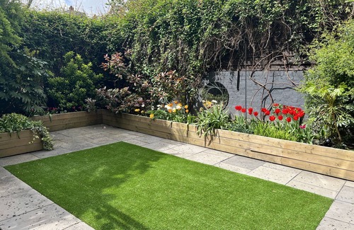 Clissold House | Urban Oasis Chic 1BR Flat with Spacious Garden