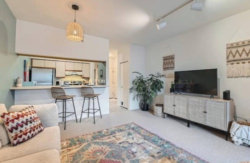 Glenwood Grove - North Iris Apartment | Urban Oasis: Cozy Furnished 1 BDR in Boulder