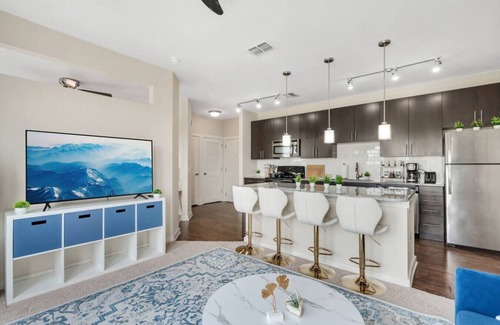 Hyde Park Apartment | Urban Oasis Downtown | Pool, Gym + FREE Parking
