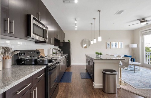Hyde Park Apartment | Urban Oasis Downtown | Pool, Gym + FREE Parking