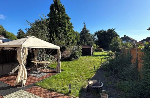 Mottingham and Chislehurst North House | Urban Oasis entire house 3 beds 2 living room with expansive garden