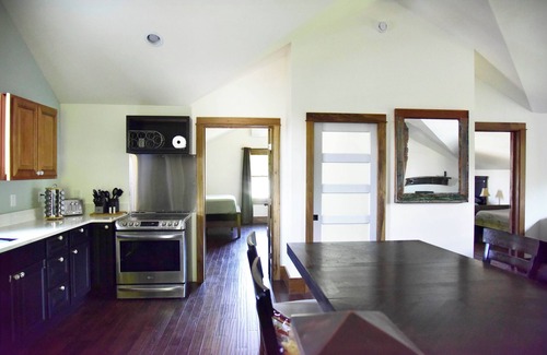 Sunnyside Cottage | Urban Oasis Guesthouse: with Hot Tub & Firepit, Highlands, sleeps 8
