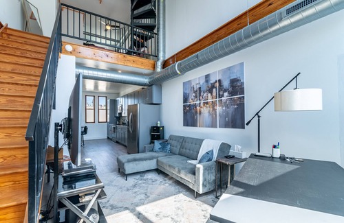 East Passyunk Crossing House | Urban Oasis in Philly! Quiet Private Rooftop, 2 workspaces, GARAGE AT REQUEST