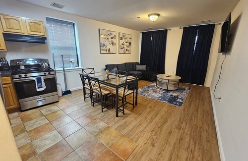 Newark Apartment | Urban Oasis King size Bd/2 Queen Bds Sleeps 7 -NYC/EWR/Pru/NJPAC/AmDreamMall/
