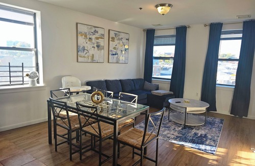 Newark Apartment | Urban Oasis King size Bd/2 Queen Bds Sleeps 7 -NYC/EWR/Pru/NJPAC/AmDreamMall/