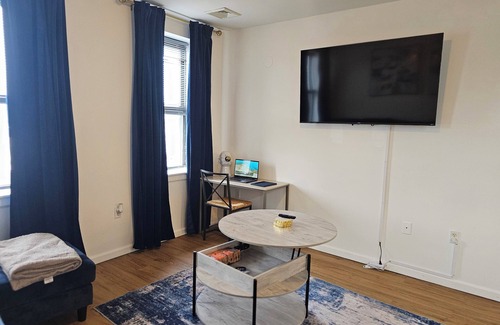 Newark Apartment | Urban Oasis King size Bd/2 Queen Bds Sleeps 7 -NYC/EWR/Pru/NJPAC/AmDreamMall/