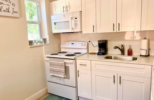 Coral Way Apartment | Urban Oasis Modern Comfort in Prime Location