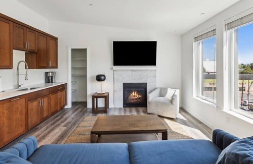 Buckman Neighborhood Apartment | Urban Oasis- Stylish Penthouse Retreat in PDX
