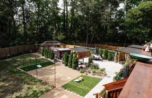 Waldron House | Urban Oasis with Heated Spa Pool, Bar, Garden, Firepit, Outdoor Movie Theater, Outdoor Games