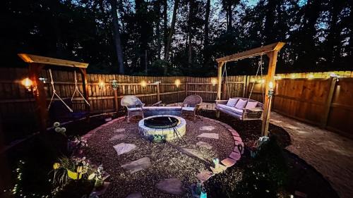 Waldron House | Urban Oasis with Heated Spa Pool, Bar, Garden, Firepit, Outdoor Movie Theater, Outdoor Games
