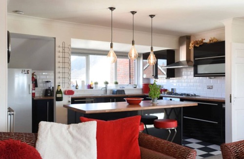 Southsea Apartment | Urban Retreat | 3BR w/Balcony | FREE Parking!