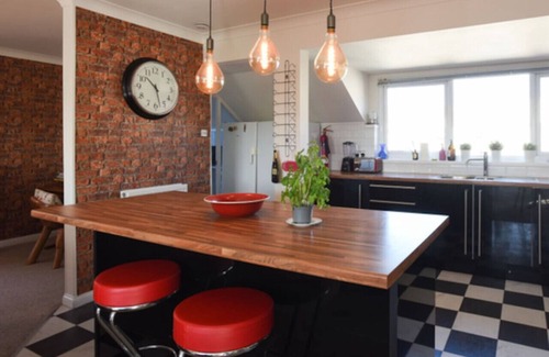 Southsea Apartment | Urban Retreat | 3BR w/Balcony | FREE Parking!