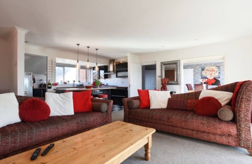 Southsea Apartment | Urban Retreat | 3BR w/Balcony | FREE Parking!