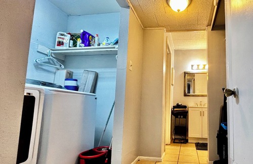 Northside Apartment | Urban Retreat near Downtown, Airports, NASA: 2floors 2brm 2bth Wshr & dryer