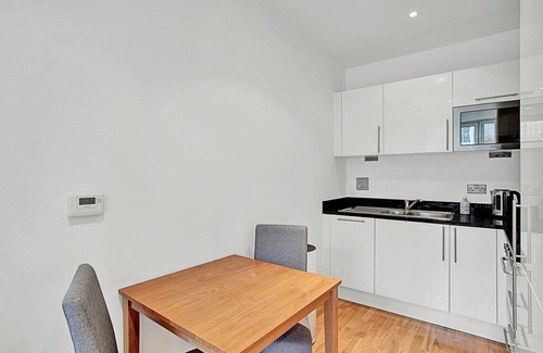 Isle of Dogs Apartment | Urban Retreat: Stylish 1-Bed Bliss