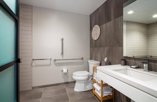 Logan Square Hotel | Urban Retreat Suite w/Kitchen, Balcony, and City Views | Near The Liberty Bell