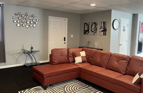 Cincinnati House | Urban Retreat-Walk to UC, Hospitals and the Zoo. Minutes from OTR and Downtown.
