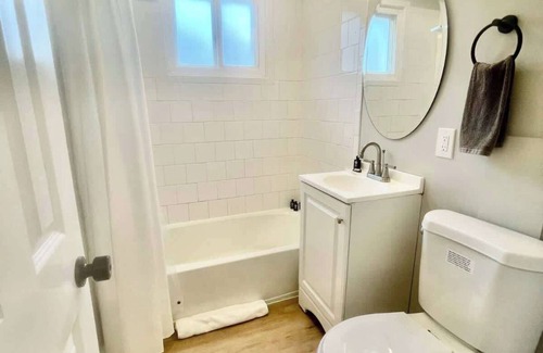 Joslyn Castle Apartment | Urban Retreat: Walk to UNMC, Free Parking