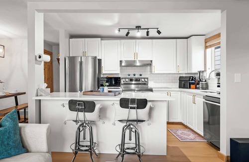 Inglewood House | Urban Sanctuary | Chic 2BR Inglewood Stay w/Yard