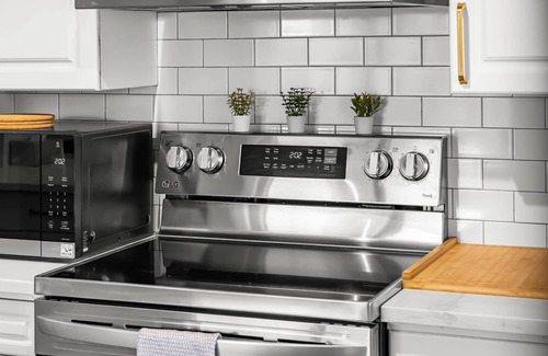 Inglewood House | Urban Sanctuary | Chic 2BR Inglewood Stay w/Yard