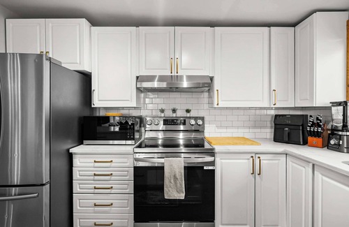 Inglewood House | Urban Sanctuary | Chic 3BR Inglewood Stay w/Yard