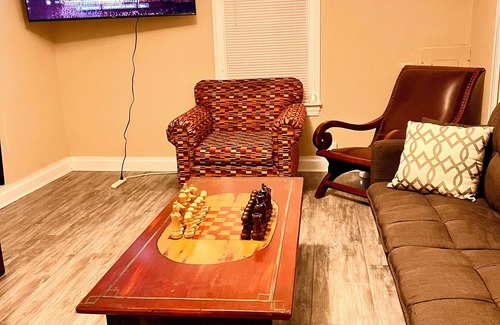 Pleasure Ridge Park House | Urban Suburbia- quick drive to restaraunts, grocery store,