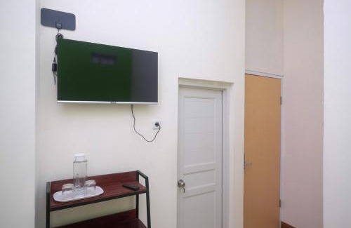 Semarang Hotel | Urbanview Hotel AVA Semarang near Akademi Kepolisian Semarang by RedDoorz