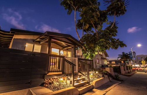 Hillcrest House | UrbanZen - Luxury Remodel - Hot Tub - WOW!