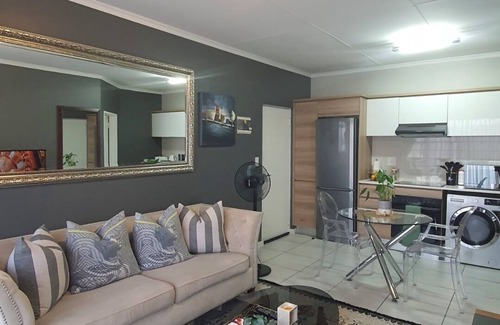 Kempton Park Apartment | URlyfstyle Cottage Near O. R Tambo international Airport