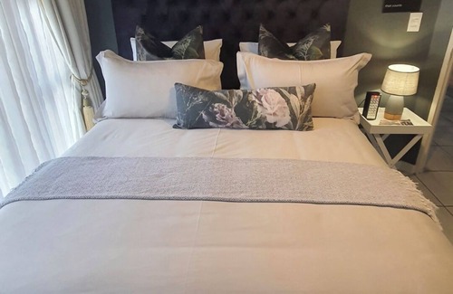 Kempton Park Apartment | URlyfstyle Cottage Near O. R Tambo international Airport