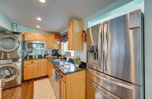 Drayton Plains Cottage | Vintage Susin Lake Cottage w/Deck & Hot Tub!