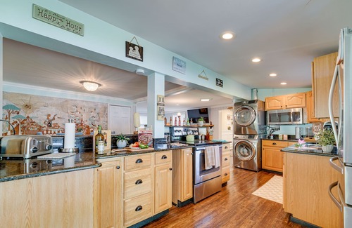 Drayton Plains Cottage | Vintage Susin Lake Cottage w/Deck & Hot Tub!