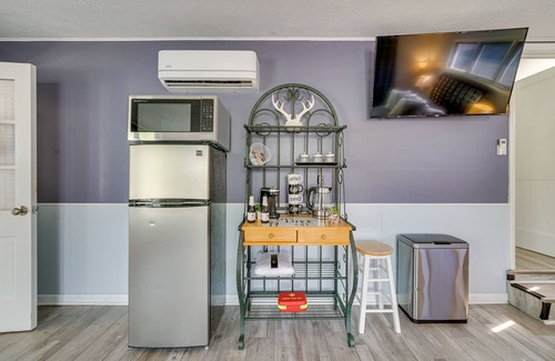 Drayton Plains Cottage | Vintage Susin Lake Cottage w/Deck & Hot Tub!